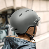 Grauer CASR-Helm mit Visier